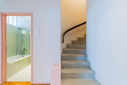 AMAZING DUPLEX - Mid Century Experience & PARKING
