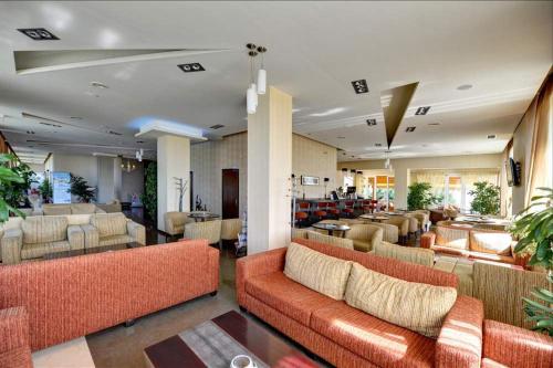 바/라운지, Ioannou Resort in 프톨레마이다