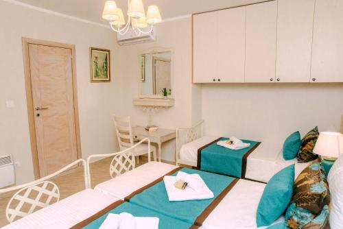 D & Sons Apartments - image 4
