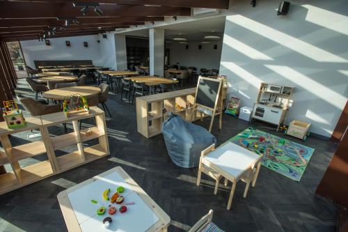 餐廳, Baltas gandras in 布比艾