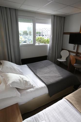 1 double bed, 1 twin bed