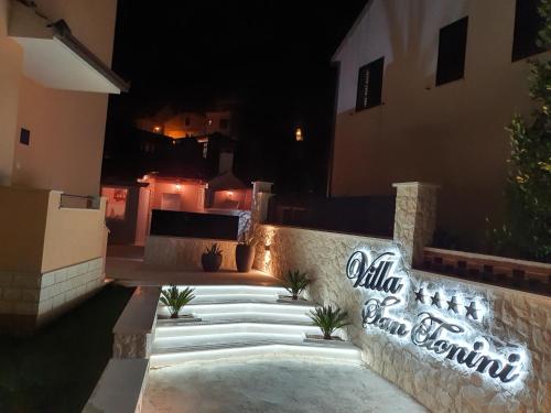 Villa San Tonini Deluxe Apartment with private heated swimming pool