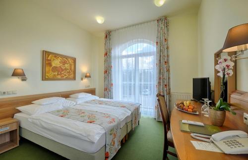Hotel Kiss - image 2