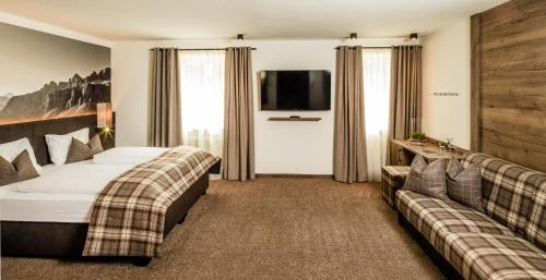 2 twin beds, 2 bunk beds, 1 sofa bed