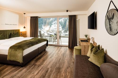 1 queen bed, 1 sofa bed