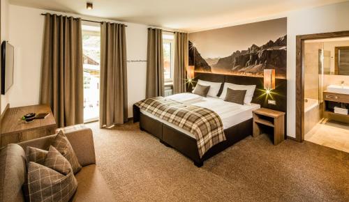 2 twin beds, 1 sofa bed