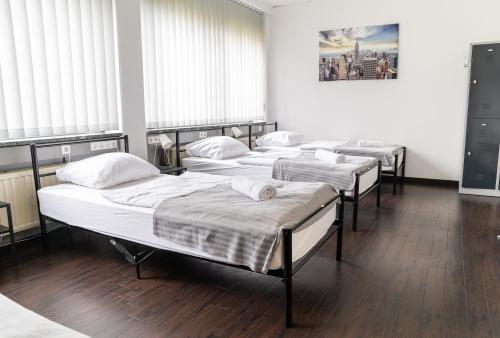 3 twin beds