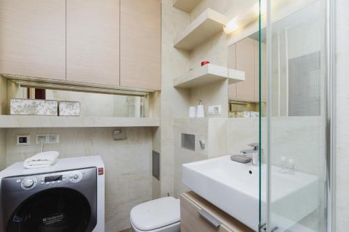 Apartments Obopólna Cracow by Renters - image 5