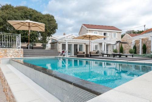 Luxury Villa Sea Side Drvenik with private pool near the sea on Drvenik -Trogir - Accommodation - Velike Kuknjare