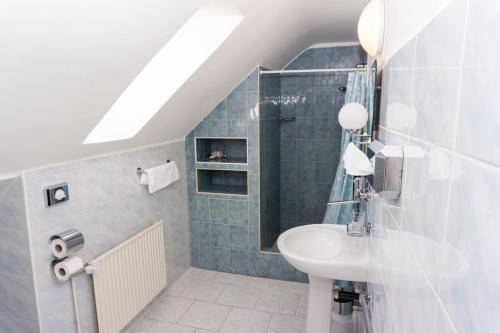 Standard Double or Twin Room image 7