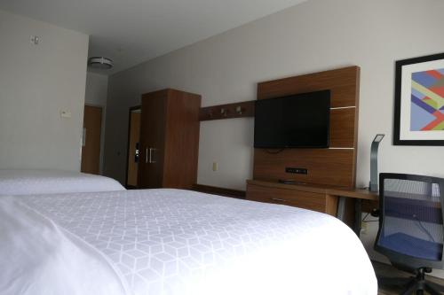 2 queen beds