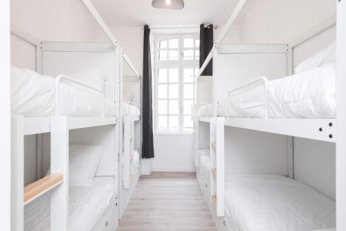 8 twin beds