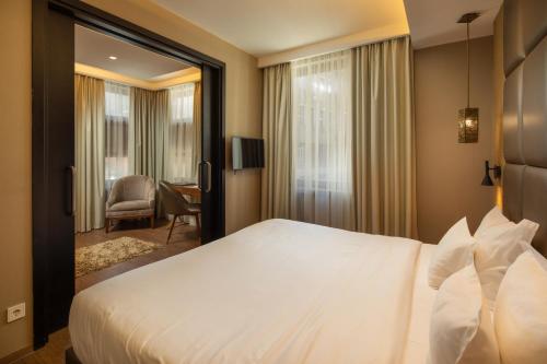 Continental Hotel Budapest - image 14