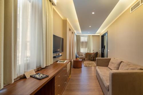 Continental Hotel Budapest - image 7