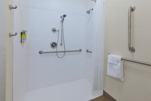 Queen Studio Suite - Mobility Access Roll in Shower/Non-Smoking