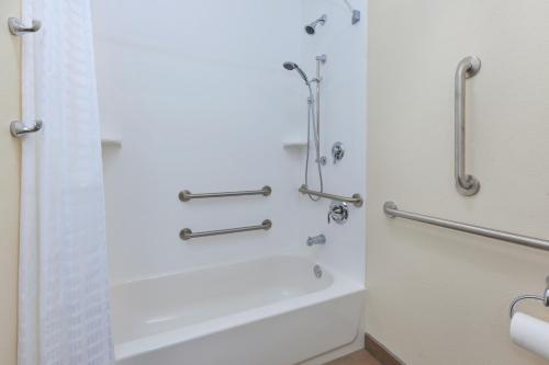 Queen Studio Suite with Batch Tub - Mobility Accessible - Non-Smoking