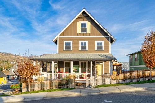 . Driftwood Cottage with Carriage House #6CH