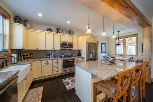 Driftwood Cottage with Carriage House #6CH - image 9