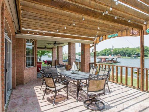 Sunset Point - 4 Bedroom Lake House - image 2