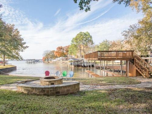 Bandera Bay - Modern and Spacious Log Cabin on the Lake - image 2