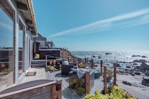 Surfscape Beach House, Private Beach & Ocean views