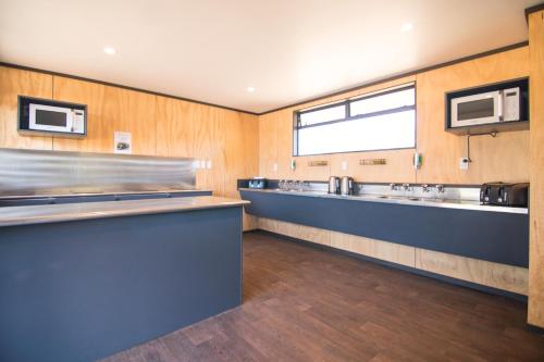 Kitchen, Parklands Motor Lodge in Turangi