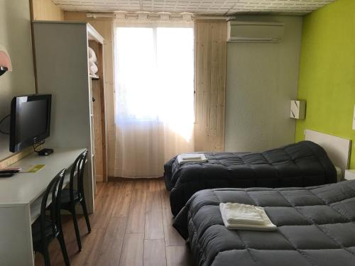 1 double bed, 1 twin bed