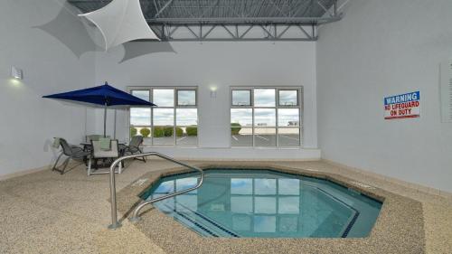 Holiday Inn Express Boston/Milford Hotel an IHG Hotel - image 7