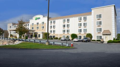 Holiday Inn Express Boston/Milford Hotel, an IHG Hotel