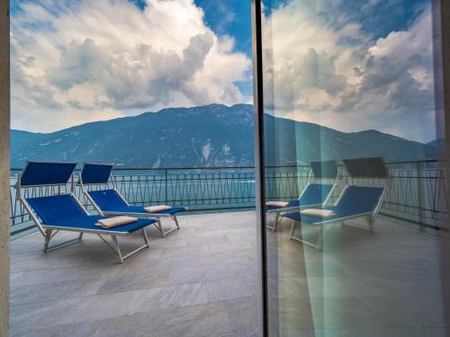 Twin Room with Terrace and Lake View