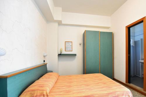 2 twin beds