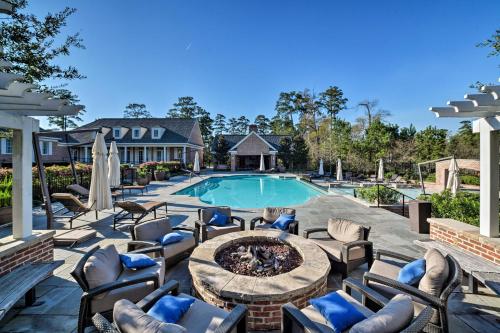 Upscale Retreat Near Lake with Resort Amenities - image 3