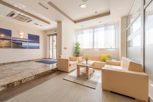 共用Lounge/電視區, 米拉瑪別墅 (Villa MiraMar) in 奧米什