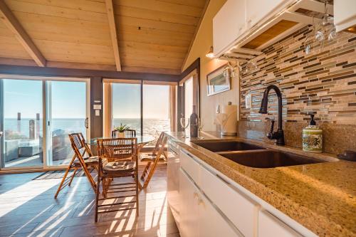 Küche, Seamist Beach Cottage, Private Beach & Ocean views in Novato (CA)