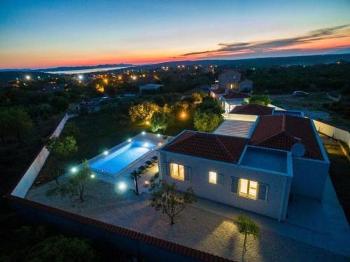 Luxurious Villa in Debeljak with Swimming Pool