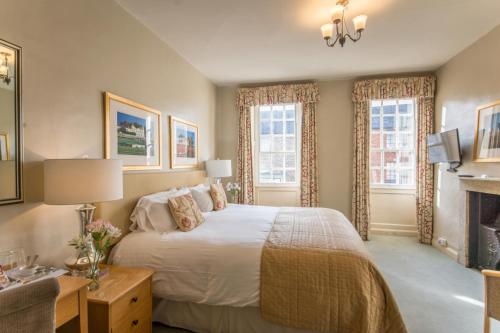 มาร์ลโบรอท อาร์มส์ โฮเต็ล (Marlborough Arms Hotel) in วิทเนย์