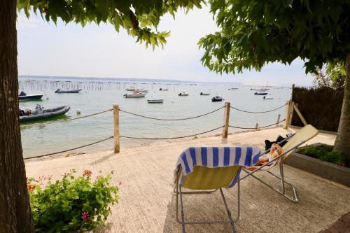 Comfortable, renovated Studio in top Cap Ferret location, 1st line with bay view