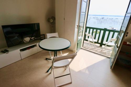 Comfortable, renovated Studio in top Cap Ferret location, 1st line with bay view