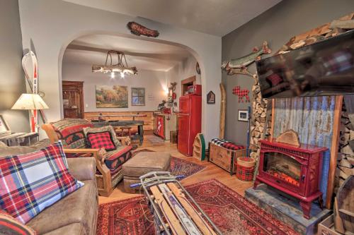 One-of-a-Kind Rustic Retreat in Dtwn Sturgeon Bay! - Apartment - Sturgeon Bay