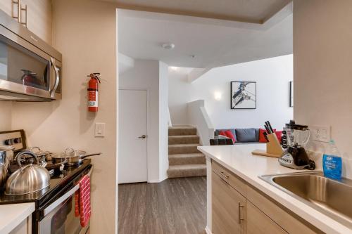 H2 -NEW Gorgeous Downtown San Diego 1 Bedroom + Upstairs Bedroom Loft! - image 8
