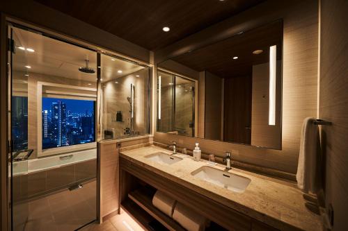 Executive Corner Deluxe Twin Room with Lounge Access - Non-Smoking