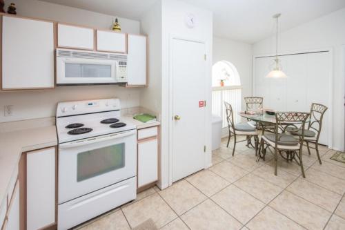 Sarah's Hampton Lakes Villa home - image 3