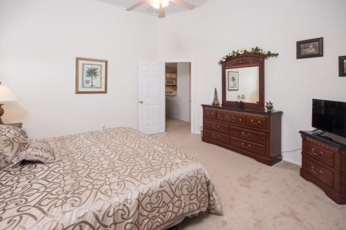 Sarah's Hampton Lakes Villa home - image 6