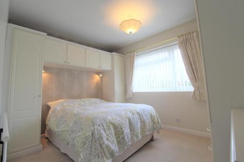 Spacious bungalow/private garden-sleeps up to 6 in Marple
