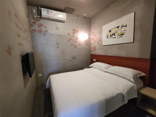 Double Room without Window image 2