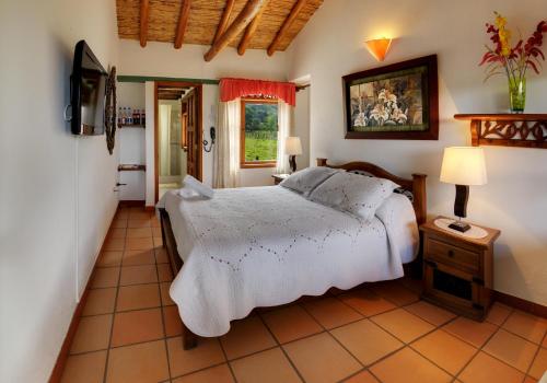 Standard Double Room image 3