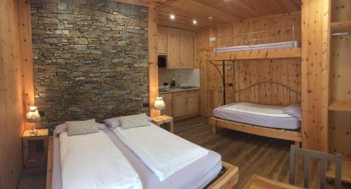 1 queen bed, 2 bunk beds