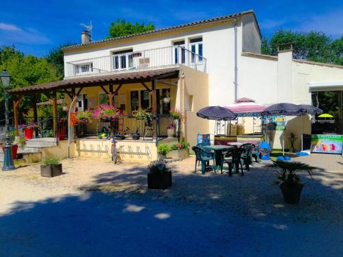 Camping en Ardeche Le Lion - Hotel - Bourg-Saint-Andéol