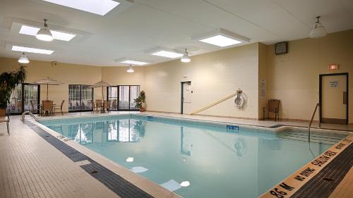 泳池, 奧托拿比貝斯特韋斯特酒店 (Best Western Plus Otonabee Inn) in 彼德自治市