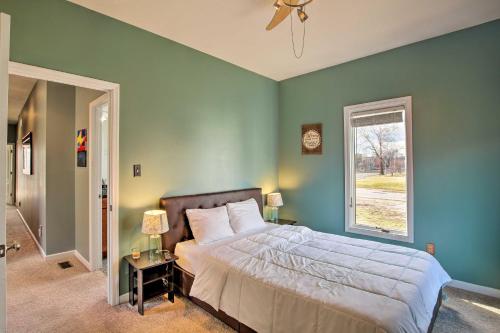 Vibrant St Louis Pad - Walk to Lindell Boulevard!